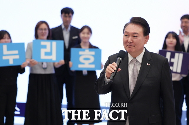 윤석열 대통령은 9일 우주항공청 특별법 처리에 대해 "우주 강국 도약을 향한 위대한 발걸음"이라고 높이 평가했다. 지난해 5월 25일 오후 서울 용산 대통령실 청사에서 한국형 발사체 누리호(KSLV-Ⅱ)의 3차 발사를 시청한 뒤 전남 고흥 나로우주센터와 영상통화하는 모습. /대통령실 제공