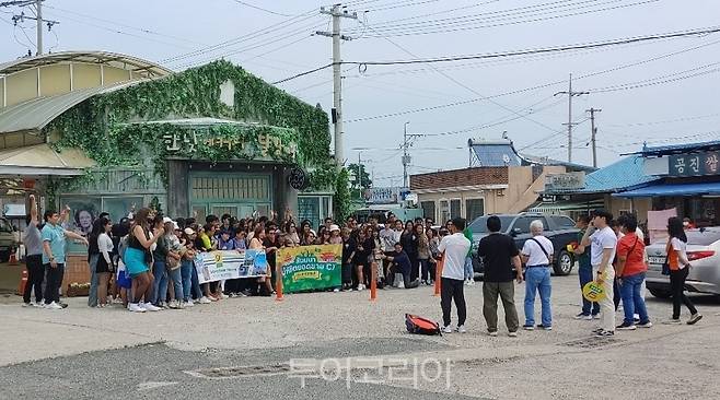 드라마촬영지 청하시장을 방문한 관광객들이 기념사진을 찍고 있다.