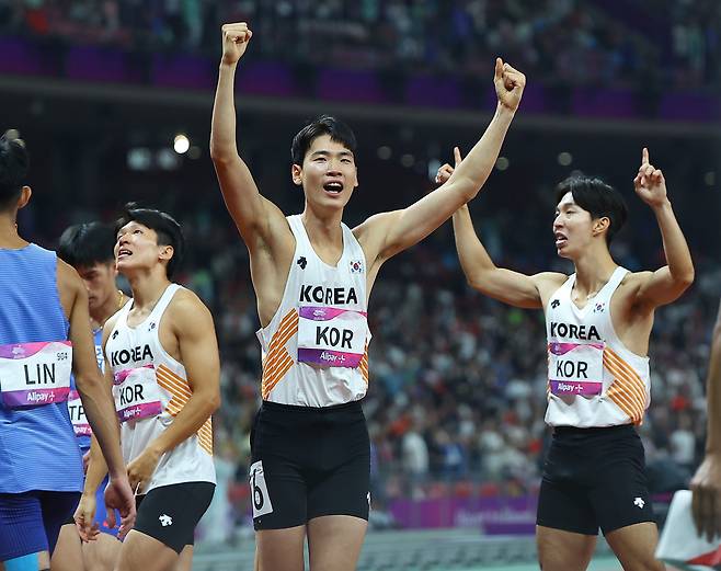 3일 중국 항저우 올림픽 스포츠센터에서 열린 2022 항저우 아시안게임 남자 400ｍ 계주 결선에서 동메달을 차지한 대한민국 선수들이 기뻐하고 있다. /김동환 기자