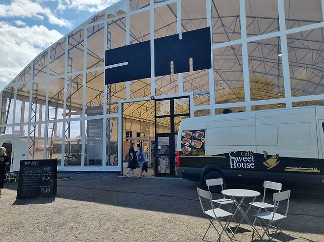 이케아가 헬싱보리 외곽 드로트닝회그에 설치한 천막집 'DM'. 마켓, 도시 농장, 카페 등을 합친 일종의 '지역 사회 실험실'이다. /김미리 기자