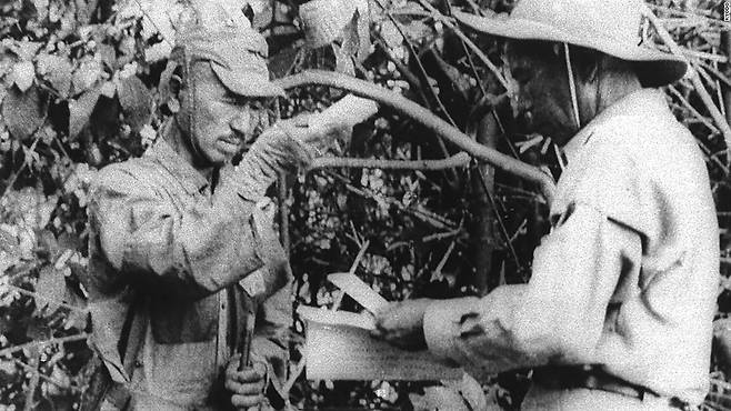 최후의 일본군 패잔병 오노다 히로 소위가 1974년3월10일 필리핀 루방섬에서 옛 상관 이 전투중지명령서를 읽는 것을 지켜보고 있다. 나카노 후타마타 분교 출신인 오노다는 끝까지 유격전을 펼치라는 명령을 받고 패전 30년이 가깝도록 필리핀 정글에서 혼자 전쟁을 치렀다.