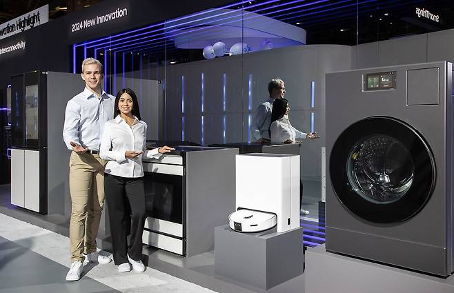 CES 2024가 열리는 미국 라스베이거스 컨벤션 센터 삼성전자 전시관에서 삼성전자 모델이 비스포크 AI 가전제품들을 소개하는 모습./삼성전자 제공
