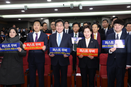 신당 창당을 추진 중인 이준석 전 국민의힘 대표(오른쪽부터)와 한국의희망 양향자 대표, 이낙연 전 더불어민주당 대표, 새로운선택 금태섭 공동대표, 정의당 류호정 의원이 9일 국회 의원회관에서 열린 양 대표의 출판기념회에서 포즈를 취하고 있다. 사진=연합뉴스