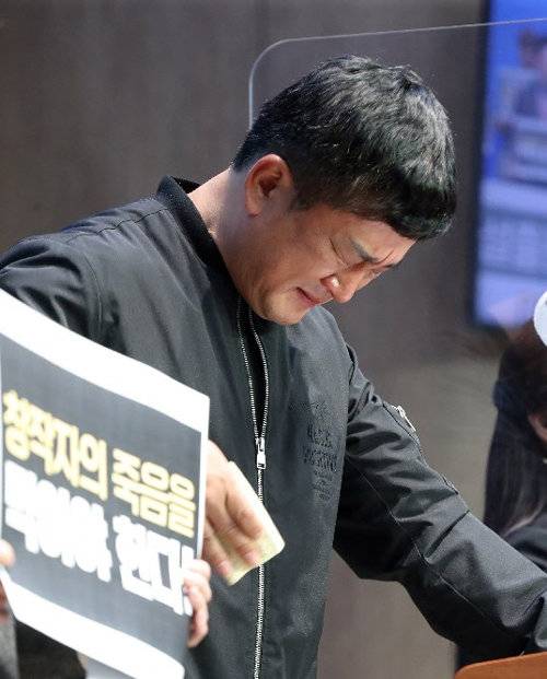 1990년대 인기 만화 ‘검정고무신’를 만든 고 이우영 작가의 동생 이우진 작가가 지난해 3월 서울 영등포구 국회에서 기자간담회를 가지며 눈물을 흘리고 있다. 뉴스1
