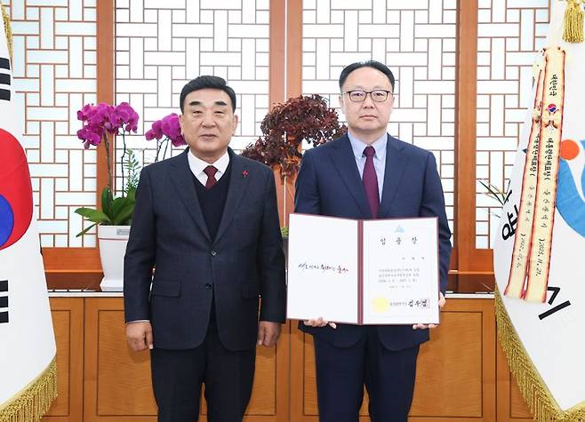 김두겸 울산시장이 9일 이경식 신임 울산경제자유구역청장(오른쪽)에게 임명장을 수여하고 지역경제 발전을 위한 아낌 없는 노력을 당부했다. 울산시 제공