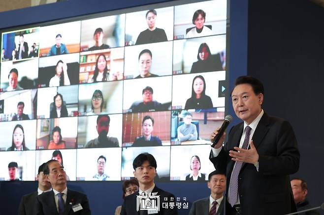 국민들과 소통하고 있는 윤석열 대통령.(사진 출처=대한민국 대통령실 누리집)