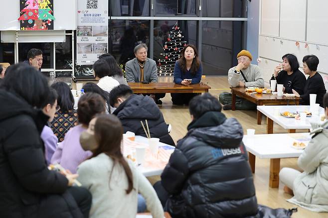 지난해 12월21일 대구 동구 율하동 ‘마을학교 둥지 사회적협동조합’에서 안심마을 단체들의 협의체인 ‘안심마을 사람들’의 2013년 마지막 회의가 송년회를 겸해 열리고 있다. 박종식 기자 anaki@hani.co.kr