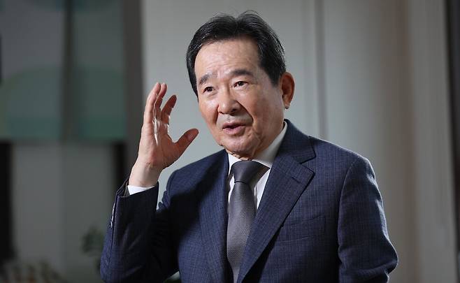 정세균 전 국무총리가 5일 오전 서울 종로에 있는 자신의 싱크탱크 ‘국민시대’ 사무실에서 <한겨레>와 인터뷰 하고 있다. 김봉규 선임기자 bong9@hani.co.kr