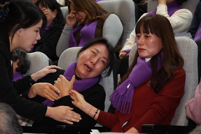 10·29 이태원 참사가 일어난 지 438일만인 9일 오후 국회에서 ‘10·29 이태원참사 진상규명과 재발방지 및 피해자 권리보장을 위한 특별법안’(이태원참사 특별법)이 통과되자 방청석에 있던 유가족들이 울음을 터뜨리고 있다. 강창광 선임기자 chang@hani.co.kr