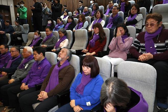 10·29 이태원 참사가 일어난 지 438일만인 9일 오후 국회에서 ‘10·29 이태원참사 진상규명과 재발방지 및 피해자 권리보장을 위한 특별법안’(이태원참사 특별법) 투표 도중 방청석에 있던 유가족들이 초조하게 기다리고 있다. 강창광 선임기자