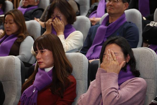 10·29 이태원 참사가 일어난 지 438일만인 9일 오후 국회에서 ‘10·29 이태원참사 진상규명과 재발방지 및 피해자 권리보장을 위한 특별법안’(이태원참사 특별법)이 통과되자 방청석에 있던 유가족들이 울음을 터뜨리고 있다. 강창광 선임기자