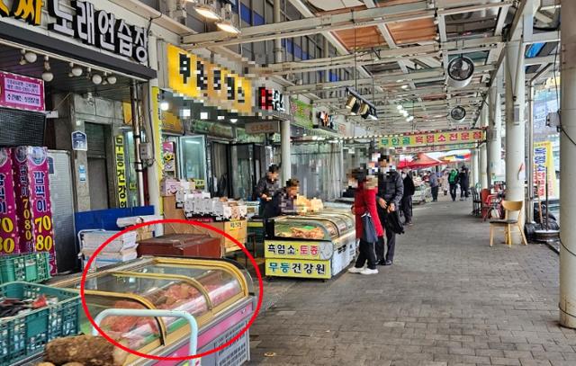 9일 오전 성남 모란시장 축산코너에서 한 상인이 가판 냉장고에 도축한 개고기를 넣어 판매하고 있었다. 이종구 기자