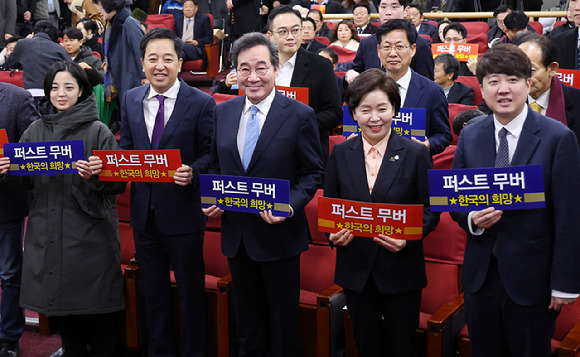 이준석(오른쪽부터) 전 국민의힘 당 대표와 양향자 한국의희망 대표, 이낙연 전 더불어민주당 대표, 금태섭 새로운선택 공동대표, 류호정 정의당 의원이 9일 오전 서울 여의도 국회에서 열린 양향자 한국의희망 대표 출판기념회에서 기념촬영을 하고 있다. 2024.01.09. [사진=뉴시스]