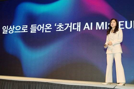 KT AI2XL 연구소 배순민 소장이 지난해 11월 'KT AI 전략 기자간담회'에서 초거대 AI '믿음'에 대해 발표하고 있다. 뉴스1