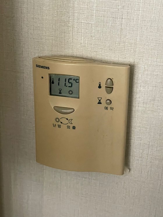 중앙난방이 고장난 서울 마포구 공덕동 오피스텔 세대 내 온도조절기에 실내온도가 11.5도로 표시돼있다. 사진 독자 제공