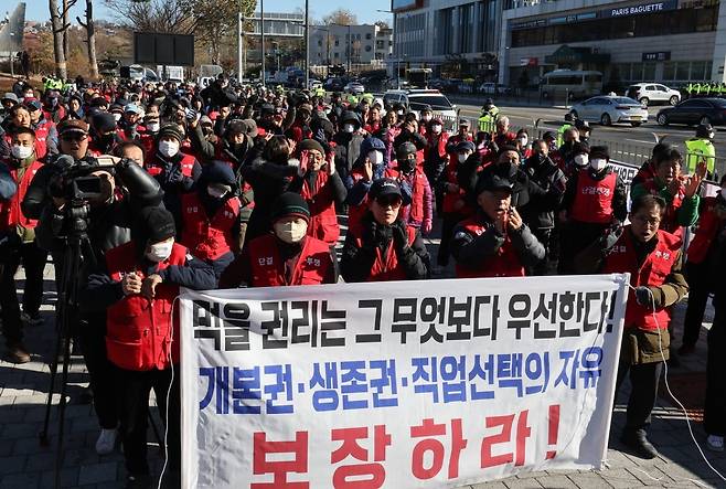 정부와 국민의힘이 연내 개 식용 종식을 위한 특별법 제정을 추진하기로 한 가운데 11월 30일 오후 서울 용산 대통령실 앞에서 대한육견협회 등이 연 집회에서 참가자들이 개식용금지법 추진 중단 등을 촉구하고 있다. / 사진=연합뉴스