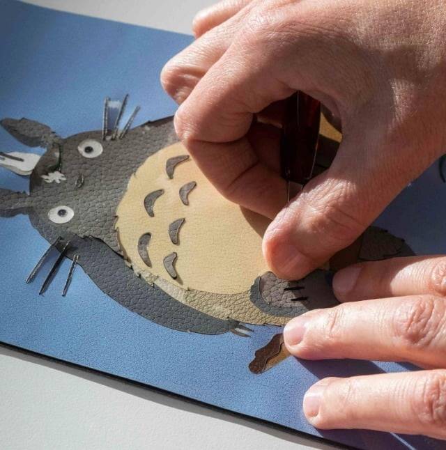 이웃집 토토로를 인타르시아 기법으로 표현(사진①)
사진;로에베 코리아