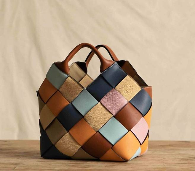 남은 가죽으로 탄생한 우븐 바스켓 백 서플러스 프로젝트(사진④)
사진;로에베 코리아