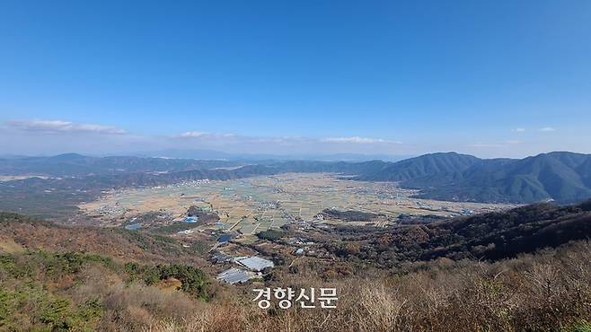 경남 합천 대암산 정상에서 바라본 합천운석충돌구 적중·초계분지. 경향신문 자료사진