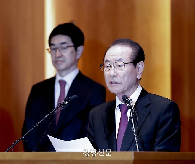 윤세영 태영그룹 창업회장(오른쪽)이 9일 서울 여의도 태영건설 사옥에서 태영건설 정상화 관련 기자회견을 하고 있다. 왼쪽은 윤석민 태영그룹 회장. 문재원 기자