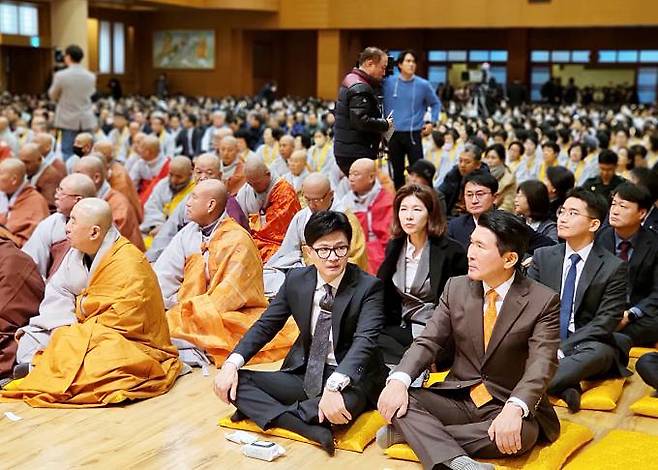 한동훈 국민의힘 비상대책위원장이 9일 충청북도 단양군 구인사를 찾아 상월원각대조사 탄신 112주년 법회에 참석했다. 연합뉴스