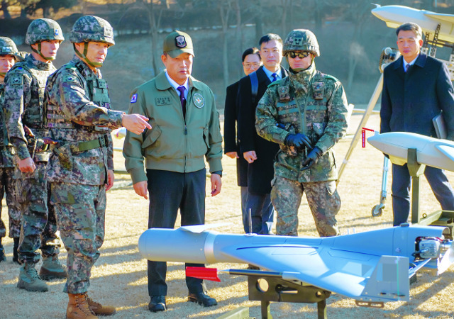 신원식(앞줄 가운데) 국방부 장관이 8일 경기도 포천 드론작전사령부를 방문해 이보형(왼쪽) 드론작전사령관으로부터 전력 현황을 보고받고 있다. 신 장관은 “앞으로 드론전력의 중요성은 더욱 커질 것”이라며 북한 무인기에 대한 방어체계를 보강할 것을 강조했다. 연합뉴스