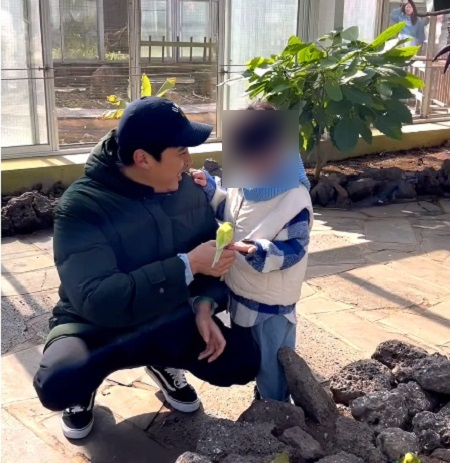 장신영 SNS에 올라와 있는 강경준과 둘째 아들의 제주도 여행 모습. 장신영 인스타그램 캡처