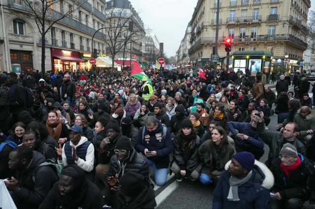 에마뉘엘 마크롱 정부의 이민법 개정안에 반대하는 시민들이 지난 22일(현지시간) 프랑스 파리에서 시위를 벌이고 있다. AFP연합뉴스