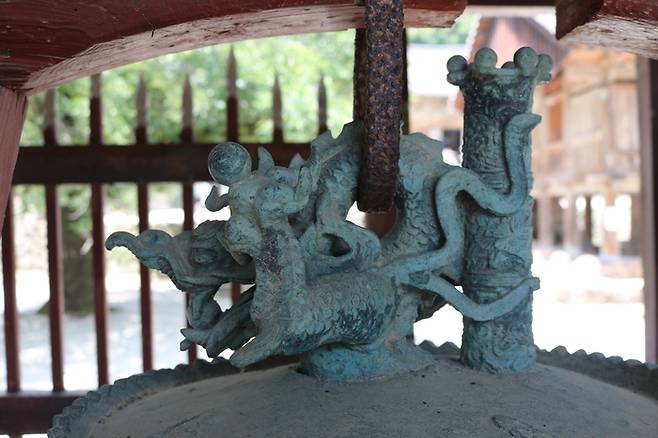 동종의 가장 윗부분으로 이곳에 쇠줄을 연결해 종을 매단다. 섬세하고 역동적인 조각이 일품이다. <문화재청>