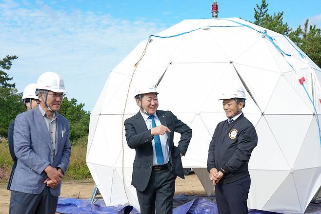 오영훈 제주특별자치도지사(오른쪽 둘째)가 투자진흥지구로 지정된 우주 지상국 서비스 및 위성 영상 전문기업 (주)컨텍의 사업장을 둘러보고 있다.  제주도