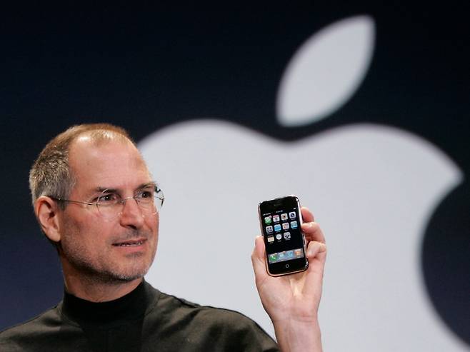 고 스티브 잡스가 2007년 1월 9일 최초의 아이폰을 소개하고 있다. /사진=비즈니스인사이더