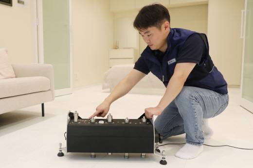 GS건설 직원이 경기 용인에 위치한 용인기술연구소에서 태핑 머신(Tapping Machine)을 이용해 경량 바닥충격음을 측정하고 있다. /사진 제공=GS건설