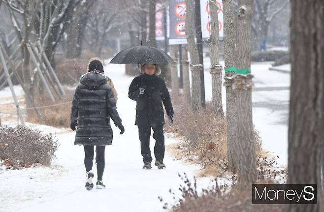 기상청이 서울 등 수도권 대부분에 대설주의보를 발효했으며 점차 눈 강도가 강해질 것으로 보인다. 사진은 9일 오전 많은 눈이 내리는 가운데 서울 동작구 보라매공원 인근 출근길 시민들의 모습. /사진=장동규 기자