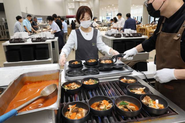 구내식당에서 직원들이 배식을 받고 있다. [연합]