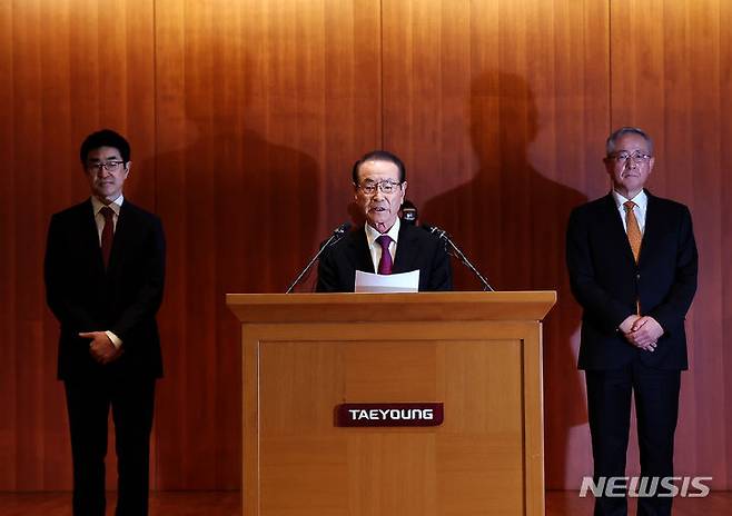 [서울=뉴시스] 김명년 기자 = 윤세영 태영그룹 창업회장이 9일 오전 서울 영등포구 태영건설 본사에서 열린 워크아웃 기자회견에서 입장문을 발표하고 있다. 2024.01.09. kmn@newsis.com