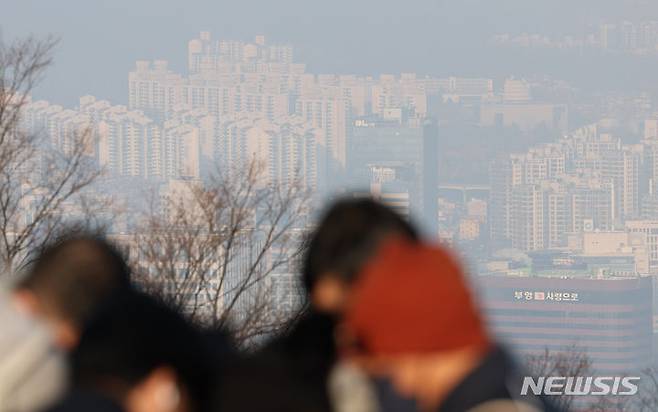 [서울=뉴시스] 고승민 기자 = 서울부동산정보광장에 따르면 26일 기준 11월 서울 아파트 거래가 1,792건으로 2,000건을 한참 밑돌았다. 올해 거래량이 가장 많았던 6월 3846건에 비해 절반에도 못 미치는 수치다. 사진은 27일 서울 남산에서 바라본 서울시내 아파트 모습. 2023.12.27. kkssmm99@newsis.com