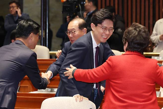 국민의힘 의총 참석한 조정훈 의원. 연합뉴스