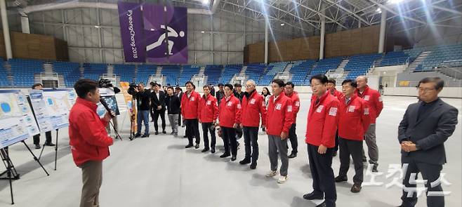 유인촌 문화체육관광부 장관이 지난해 10월 18일 취임 후 처음으로 2024 강원 동계청소년올림픽 경기가 치러지는 강릉 스피드스케이팅 경기장을 찾아 대회 준비 상황을 살폈다. 전영래 기자