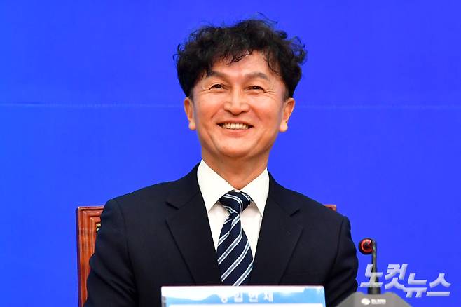 더불어민주당 인재영입 3호 인사인 류삼영 전 총경이 지난달 18일 서울 여의도 국회에서 열린 민주당 인재영입식에서 환하게 웃고 있다. 윤창원 기자