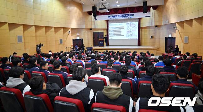 [OSEN=대전, 민경훈 기자] 9일 오전 대전 유성구 DCC대전컨벤션센터 ‘2024 KBO 신인 오리엔테이션’ 행사가 열렸다.박용택 해설 위원이 선수단 소양 교육을 하고 있다. 2024.01.09 / rumi@osen.co.kr