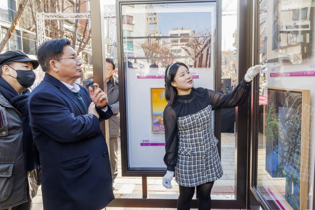 박강수 마포구청장이 레드로드 로드 갤러리에서 작품에 대한 작가의 설명을 듣고 있다. 사진 제공=마포구청