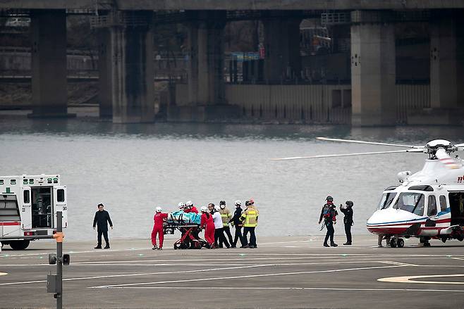 1월2일 부산대병원에서 헬기를 타고 이송된 이재명 더불어민주당 대표가 서울대병원 구급차로 옮겨지고 있다. ⓒ시사IN 이명익