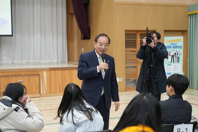 하윤수 교육감이 ‘위캔두 계절학교’ 개강식에 참석해 축하 인사를 하고 있다. 사진제공ㅣ부산시교육청