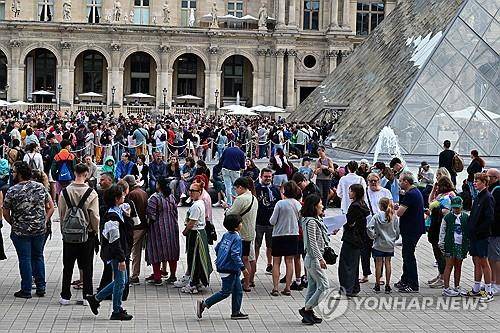 파리 루브르 박물관 입장을 기다리는 관광객들. [AFP 연합뉴스 자료사진]