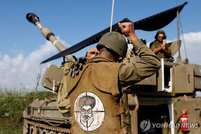 이스라엘 북부의 한 이스라엘 병사가 헤즈볼라 수장 나스랄라의 얼굴을 표적으로 표현한 이미지가 새겨진 조끼를 입고 있다. [AFP=연합뉴스]