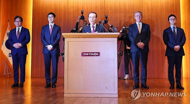 입장문 발표하는 태영그룹 윤세영 창업회장 (서울=연합뉴스) 김도훈 기자 = 태영그룹 윤세영 창업회장이 9일 오전 서울 여의도 태영건설 본사에서 열린 워크아웃 관련 추가자구안 발표 기자회견에서 입장문을 발표하고 있다. 2024.1.9 superdoo82@yna.co.kr