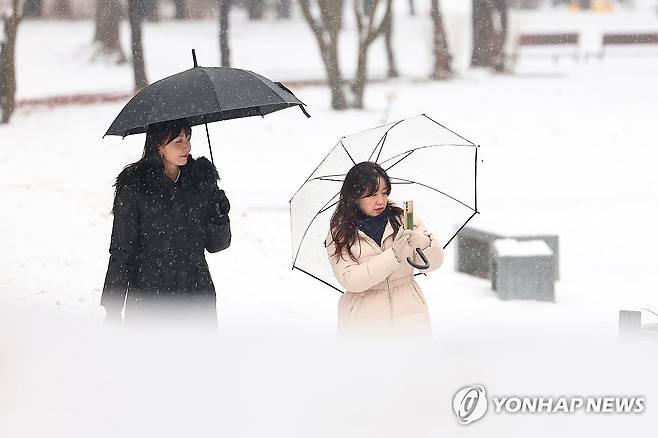 설중산책 (서울=연합뉴스) 김도훈 기자 = 서울 및 경기 지역 등에 대설주의보가 발효된 9일 오후 눈이 내린 서울 여의도공원에서 직장인들이 점심시간을 맞아 산책하고 있다. 2024.1.9 superdoo82@yna.co.kr