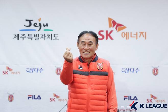 김학범 제주유나이티드 감독이 기자회견에 앞서 포즈를 취하고 있다. 사진=한국프로축구연맹