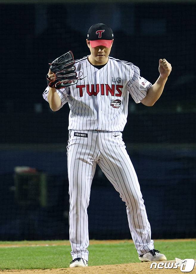 13일 오후 서울 송파구 올림픽로 잠실야구장에서 열린 프로야구 '2023 신한은행 SOL KBO 포스트시즌' 한국시리즈 5차전 LG 트윈스와 kt 위즈의 경기 7회말 2사 주자 1루 상황 LG 함덕주가 kt 박병호를 삼진으로 잡으며 이닝을 마무리, 기뻐하고 있다. 2023.11.13/뉴스1 ⓒ News1 박정호 기자