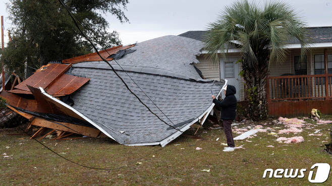 강력한 토네이도가 휩쓴 미국 플로리다주 펄디도 키 지역에서 9일(현지시간) 한 주택의 지붕이 무너져있다. 2024.01.09 ⓒ 로이터=뉴스1 ⓒ News1 정지윤 기자